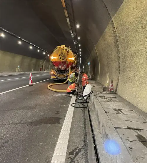 瑞丽隧道排水渠清淤